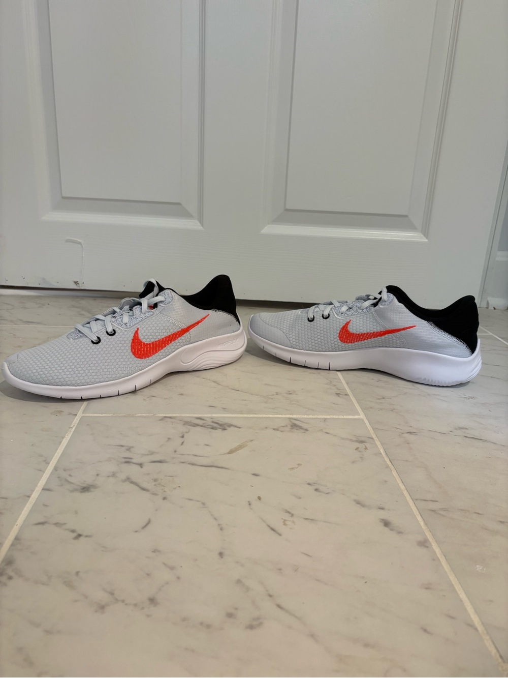 NIB Men’s Nike Bright Crimson Revolution 8 Running Shoes - Picture 10 of 12